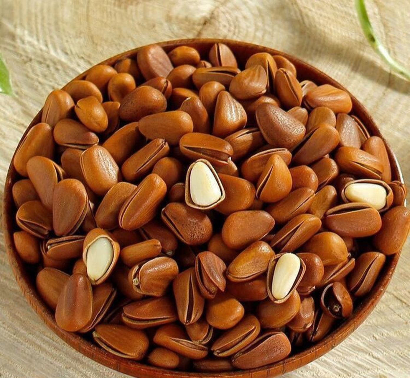 美国宾州西盆斯贝格大学一项新研究发现,每天吃一把松子(约合30克)有