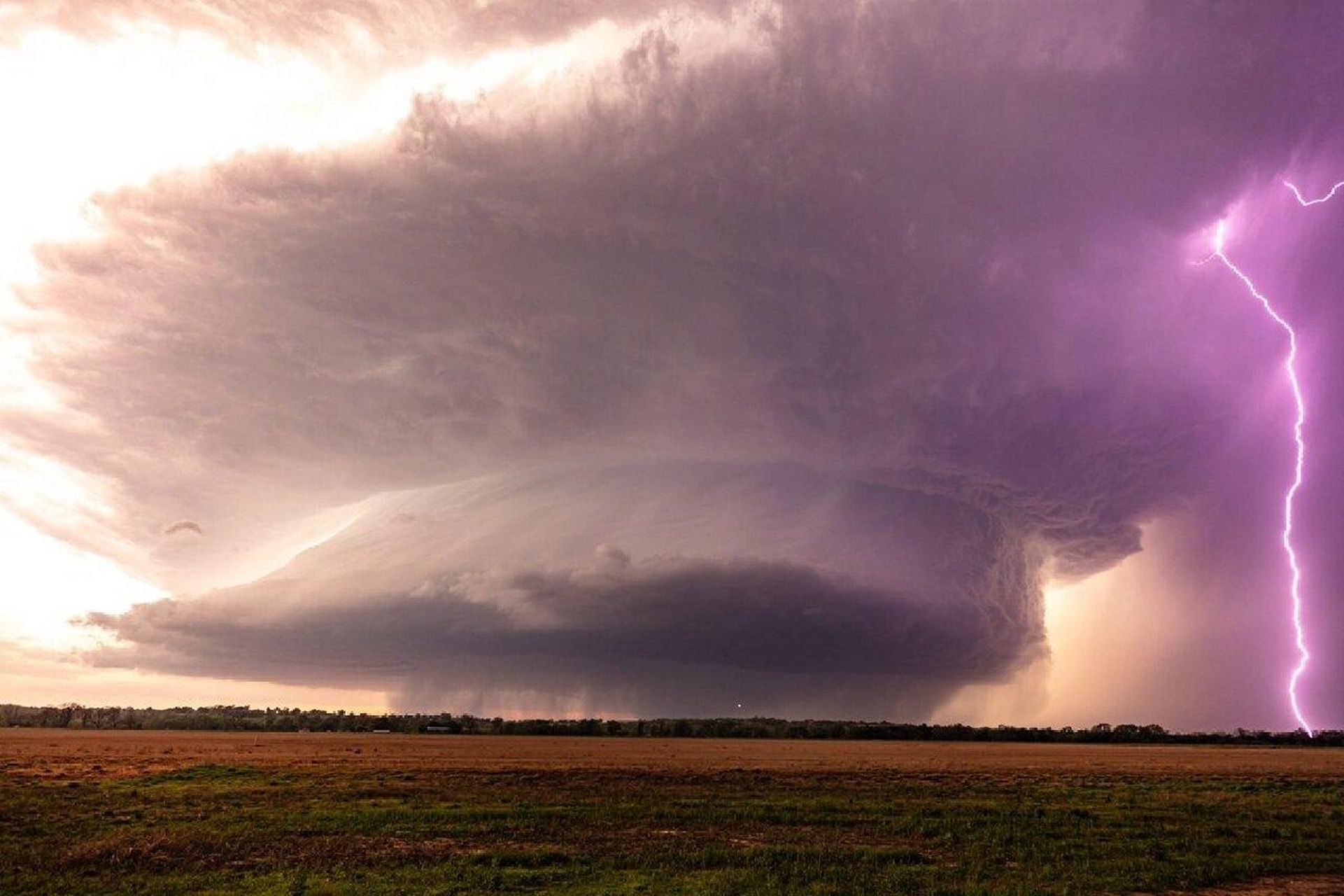 当地的雷达捕捉到完美的超级单体回波,"钩状回波"特征清晰可见