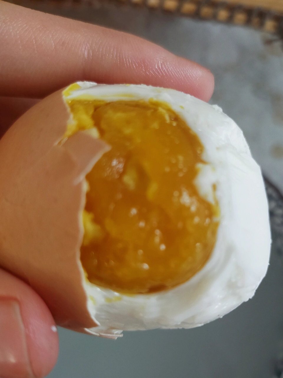 学会这个方法家里腌的咸鸡蛋个个流油 一到了夏天,家里就爱腌点咸鸡蛋