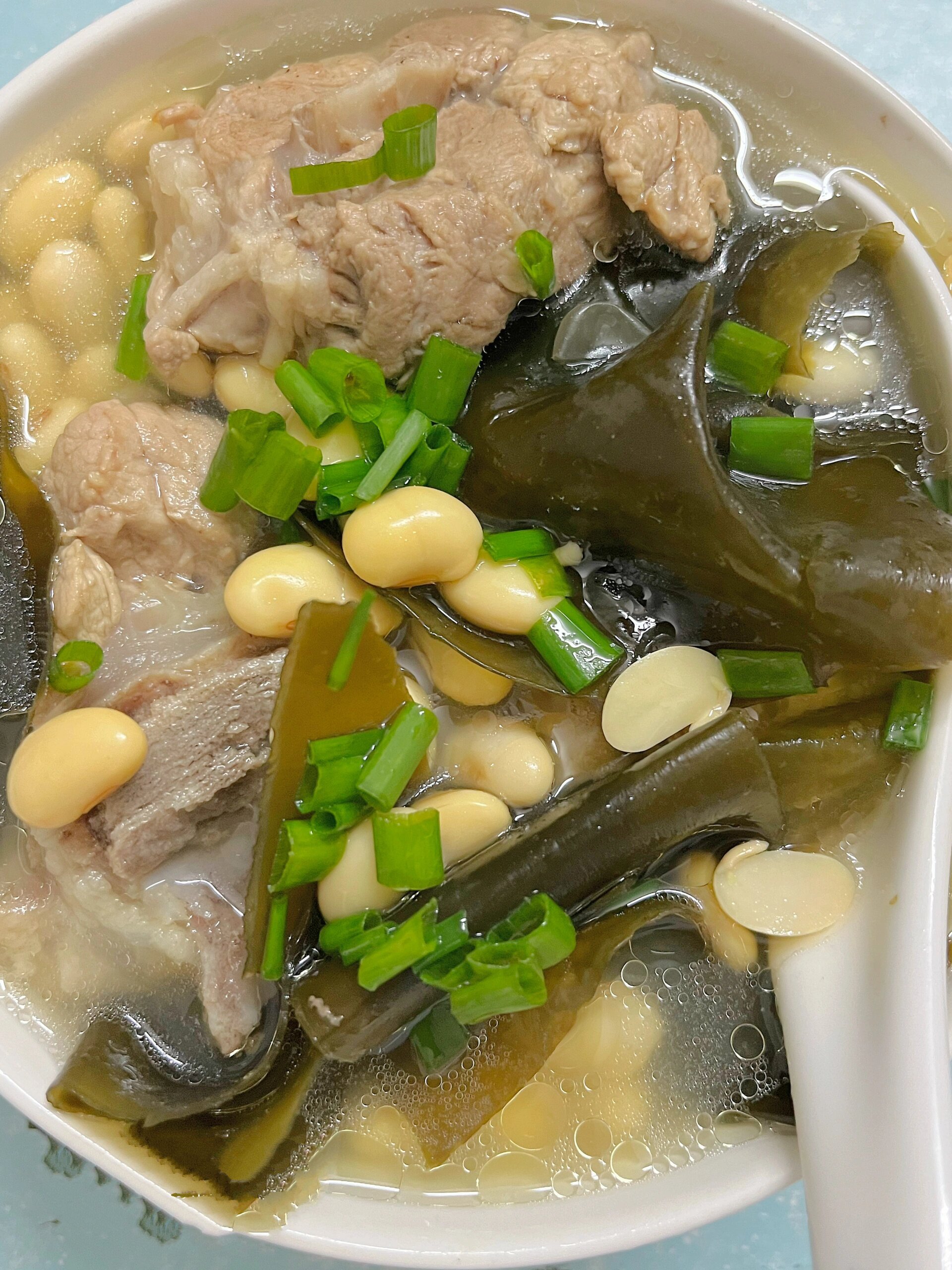 我妈夏天经常做的海带黄豆猪骨汤!营养美味