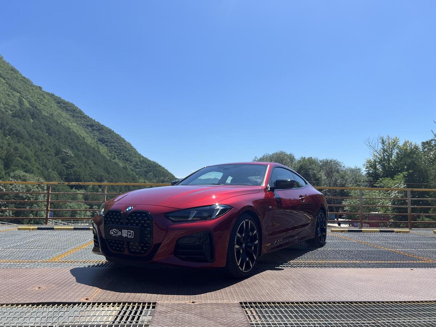 今天我们整来一台全新的2024款bmw 430i,一款双门四座的软顶敞篷轿跑.