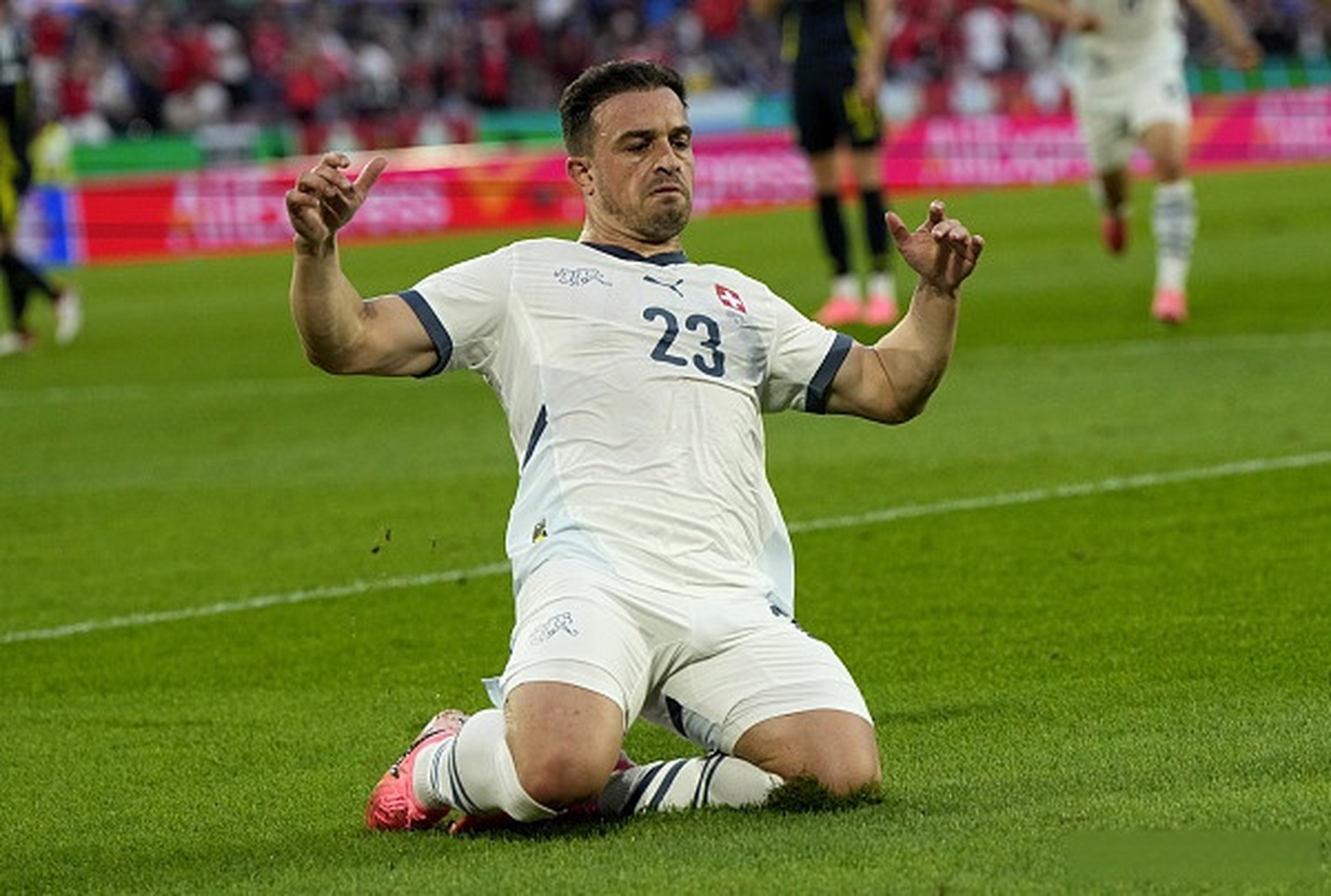 北京时间20日凌晨的欧洲杯小组赛,绰号"瑞士梅西"的沙奇里再次完成了