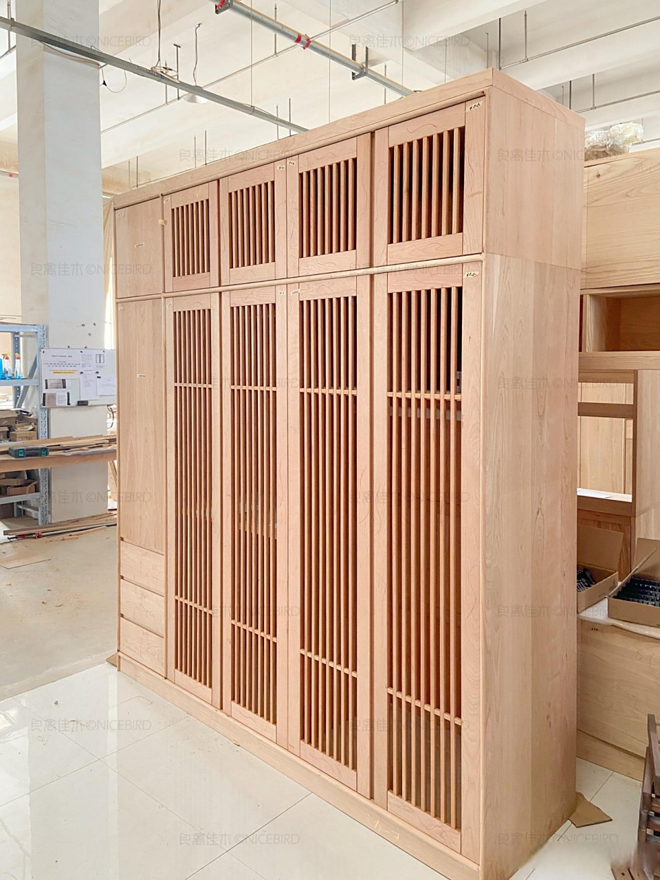 工厂在安装中的格栅门衣柜,我知道肯定有人会说,这种门不会进灰吗?