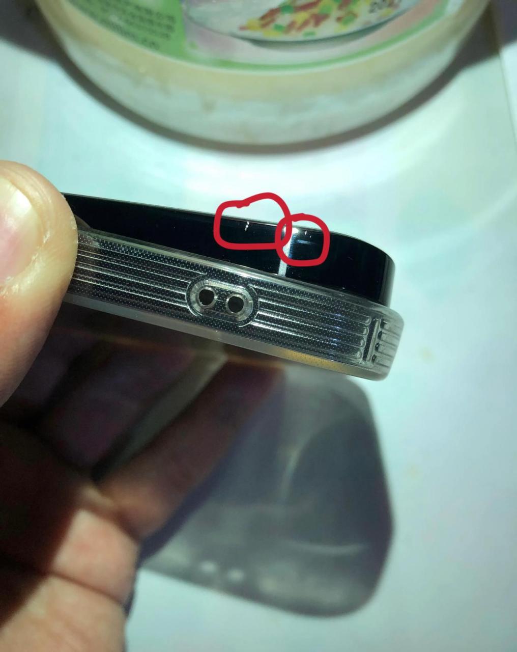 iphone14pro边框划痕问题 苹果12标准版用了两年第一年带套,第二年