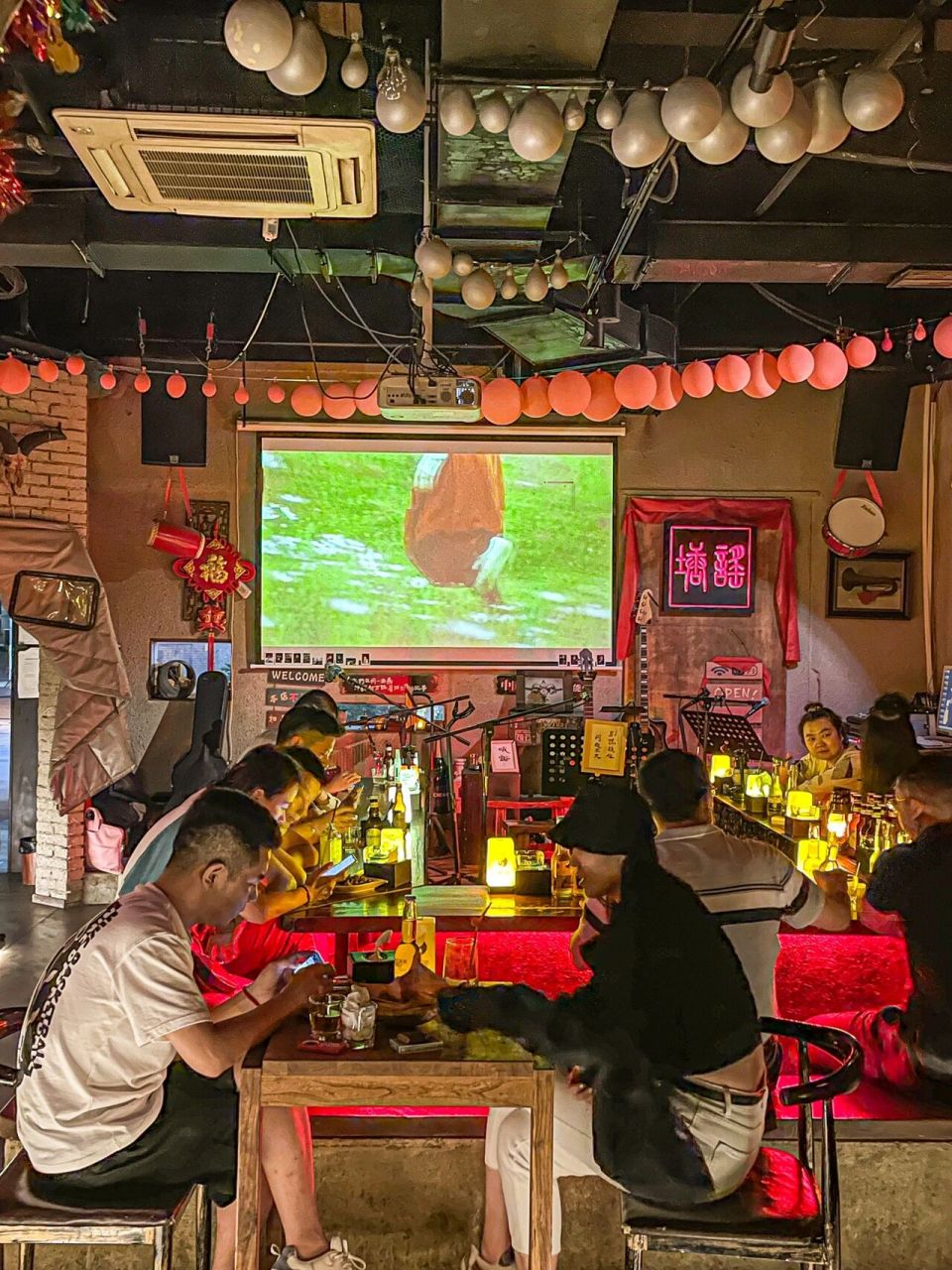 成都首家火塘民谣酒吧,氛围太99,人均才 成都氛围感拉满的民谣酒吧