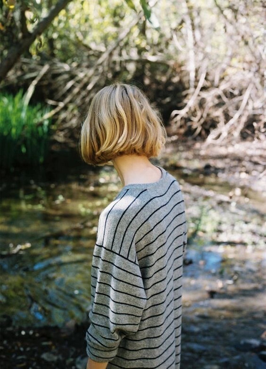 一刀切女生短发 背影就这么美 78 剪短发的女生有一种特别的气质