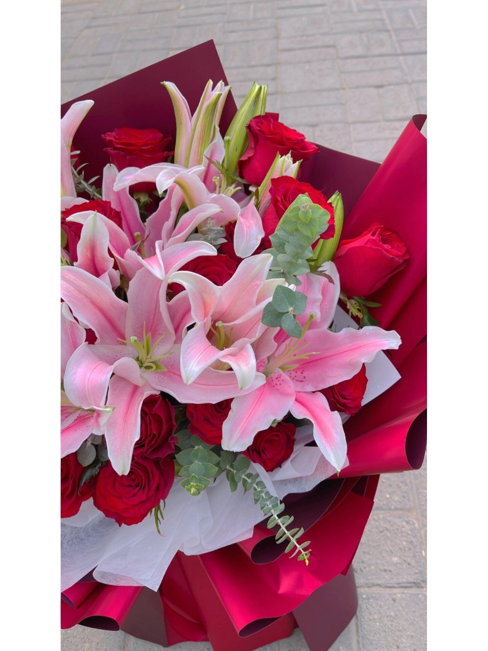 红玫瑰百合花束经典款 好久没做这种红玫瑰搭配百合的花束了!