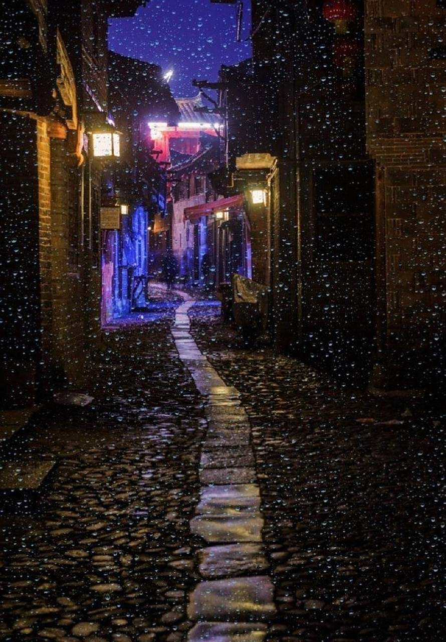 《春晓》 那逊兰保 〔清代〕 夜来微雨晚添凉,一枕迟人春梦长.