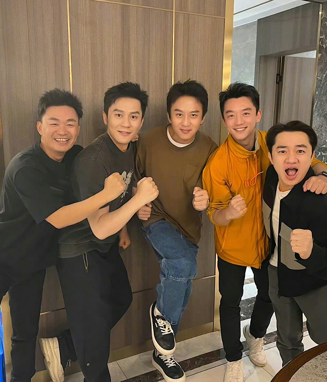 邓超晒跑男合照说weare伐木累#邓超是让跑男走进巅峰的领军人物,抑北