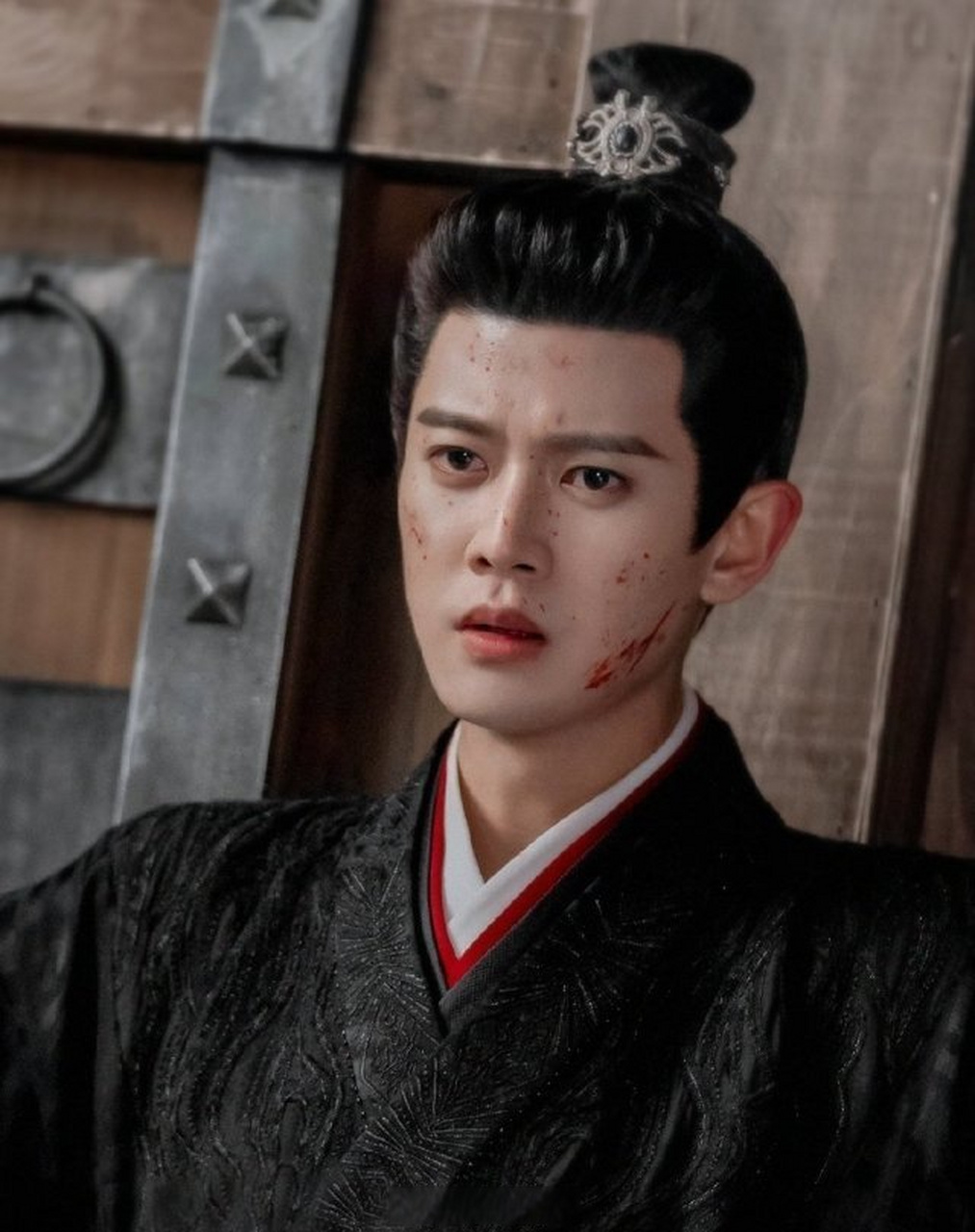 考古任嘉伦旧照,这幅傻样是怎么拿下古装美男的?