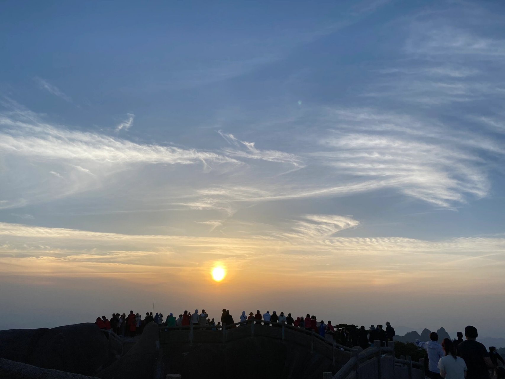 黄山鳌鱼峰日落92 今天天气大好 没有云雾缭绕的黄山 但有不一样的