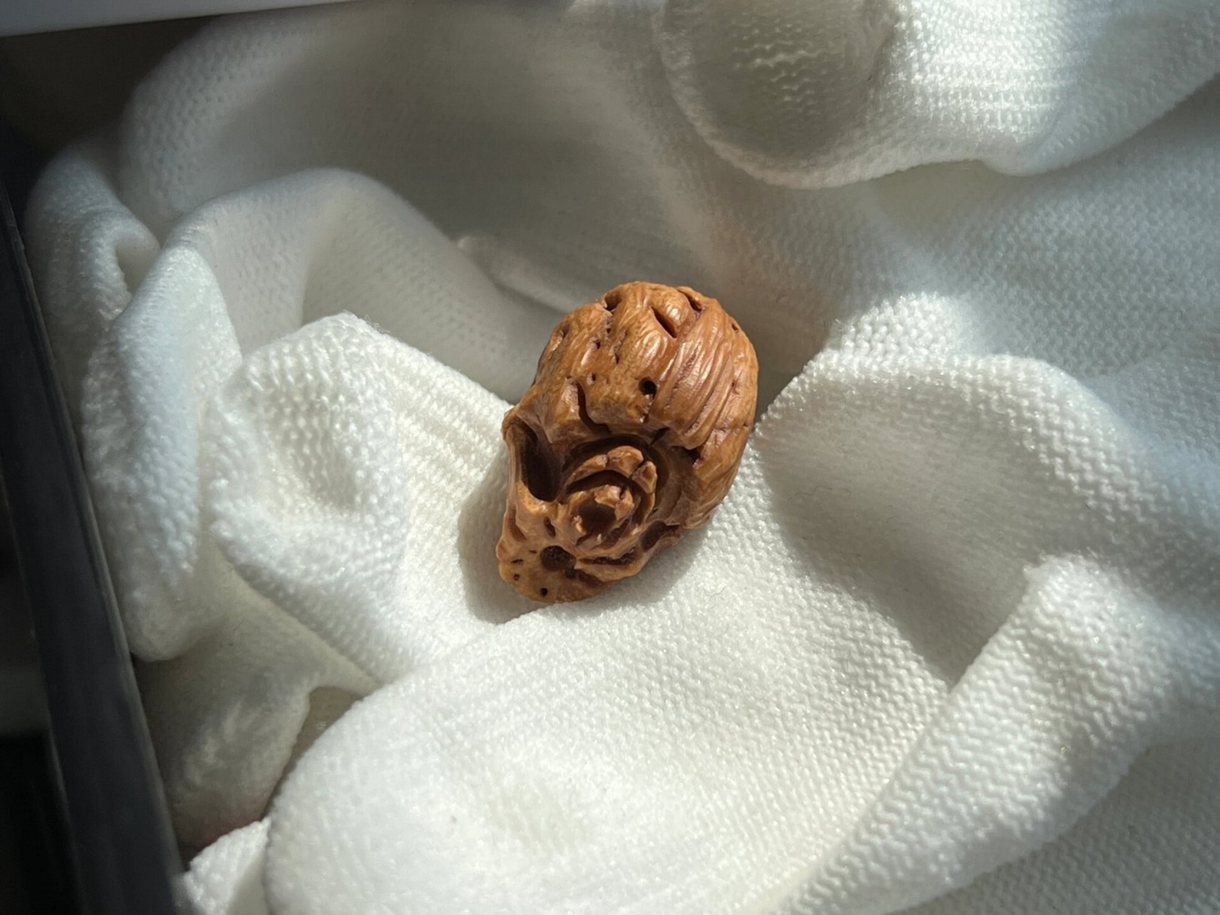 辛巴手作 桃核雕刻骷髅 辛巴手作 桃核雕刻骷髅 对孔20.4对耳15.