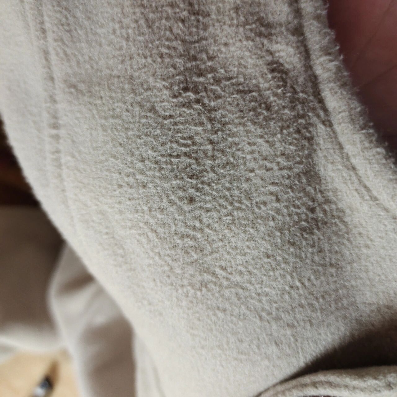 呢子衣去毛球小技巧 图一是没怎么处理过的起球打结的,后两张是处理过