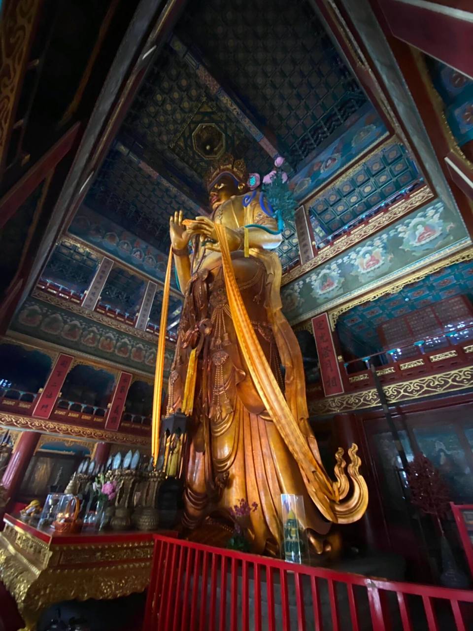 北京雍和宫,世界最高的木雕弥勒佛 【北京雍和宫木雕大佛】这尊巨佛是