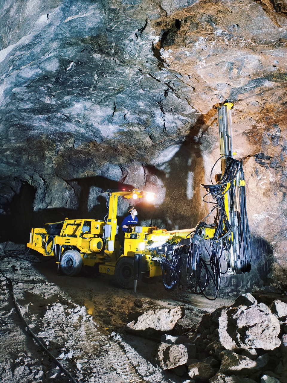 #帮劳动人民上热搜#这是棉花坑矿井安全员在采场爆破装药前对顶板撬毛