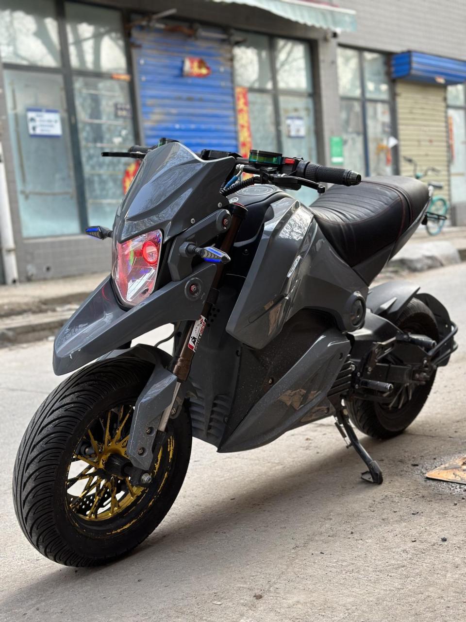 高配水泥灰小猴子m5电动车.