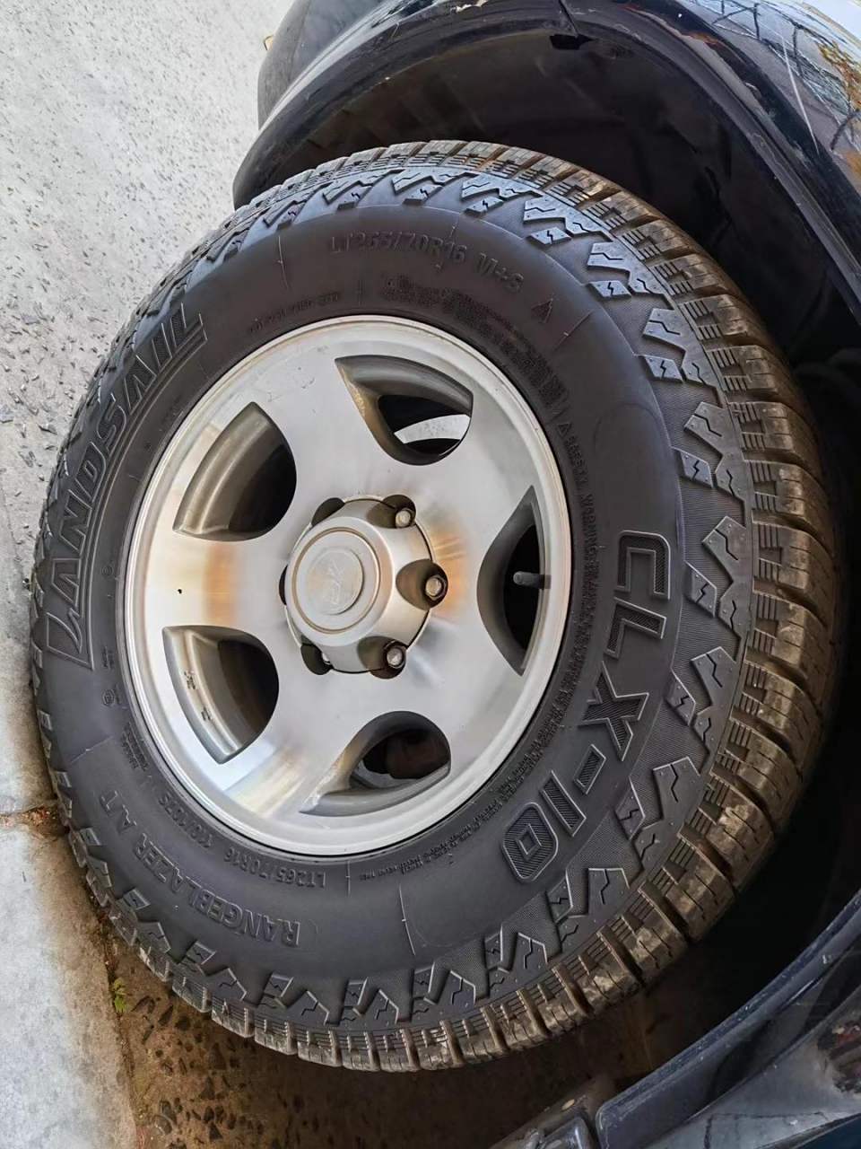 英菲尼迪qx4  02年上牌,当年100万,现在几小万,车况不错,来个老板带走