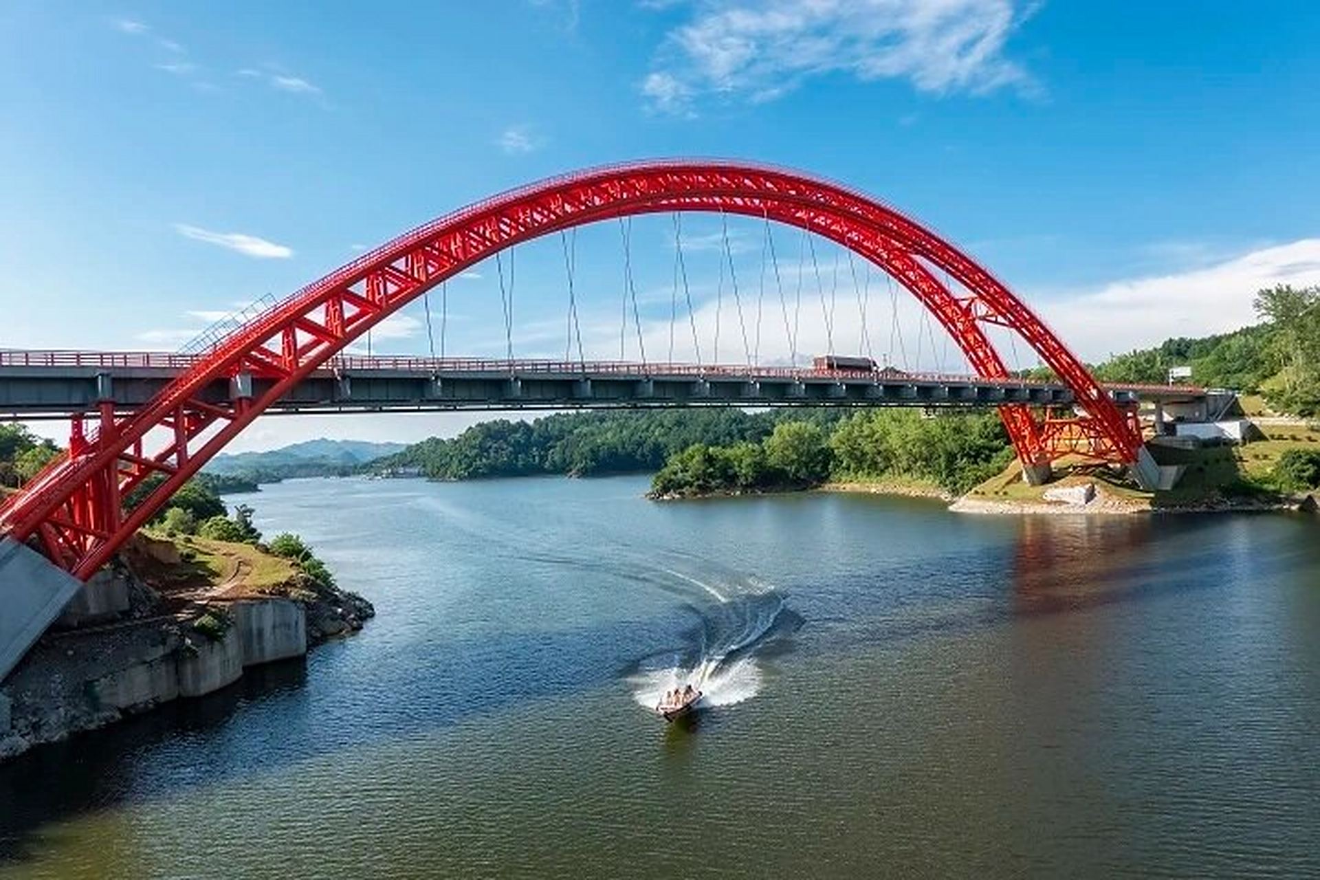 申论里的玉陵湖大桥长啥样 位于贵州省清镇市境内的花鱼洞大桥.