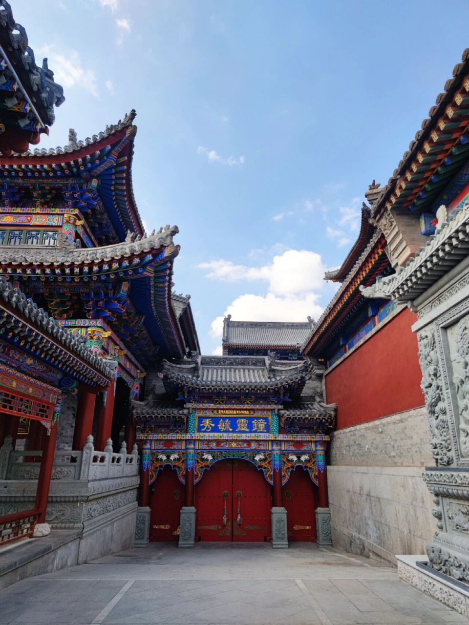 五台山第二天(4)广化寺 继续7915广化寺,好大,很美,好几位阿姨在