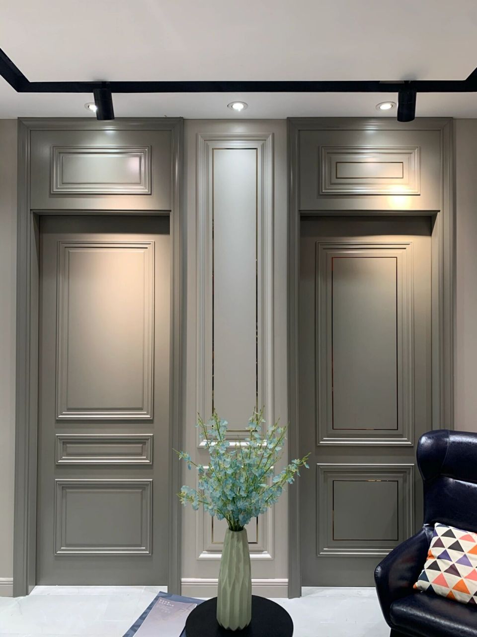 实木复合门,是指以木材,胶合材等为主复合制成的实型体或接近实型体