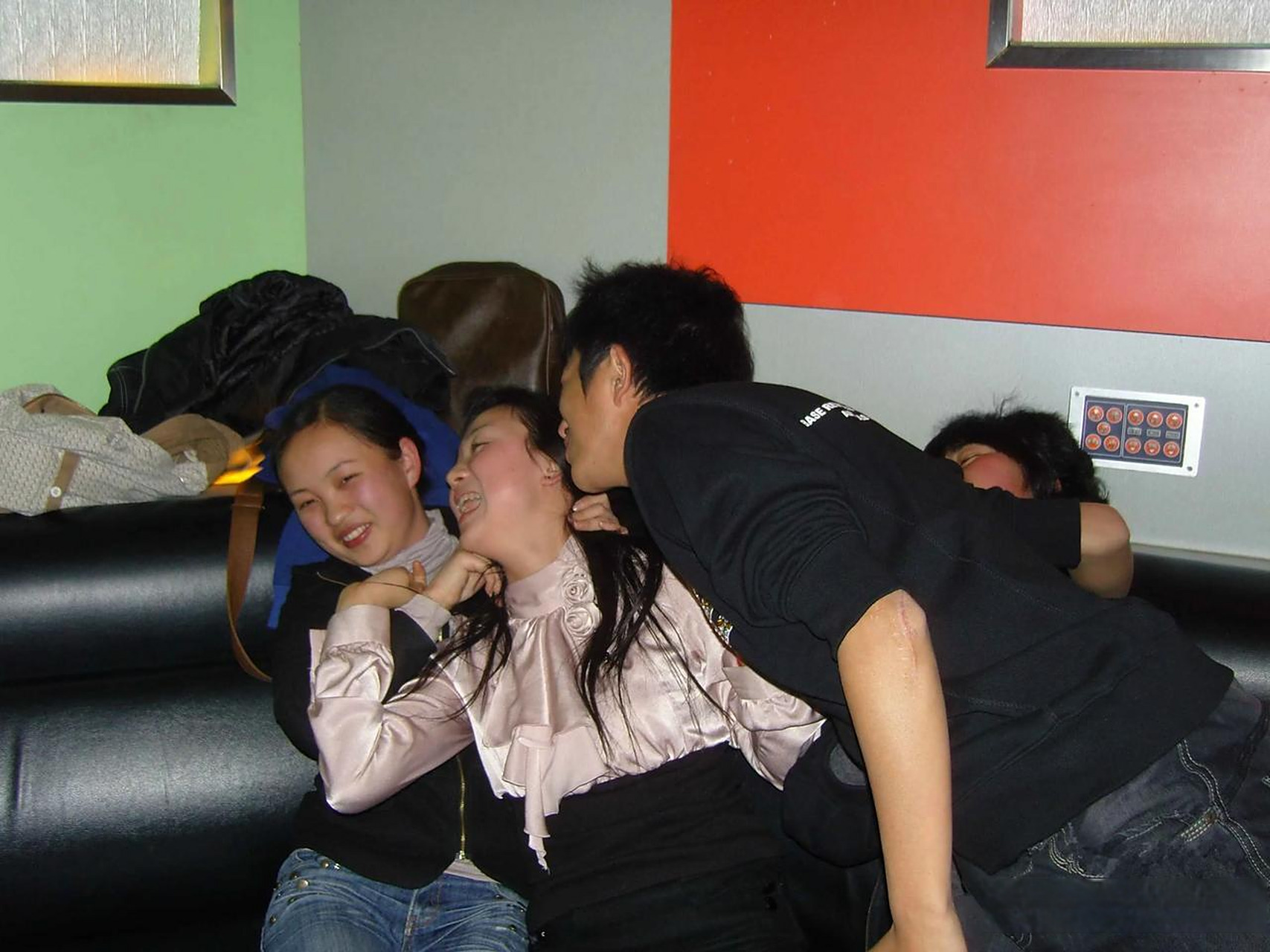 因同学聚会旧情复燃和出轨的很多,胆大的钻被窝,胆小的唠唠嗑,缺醒圹