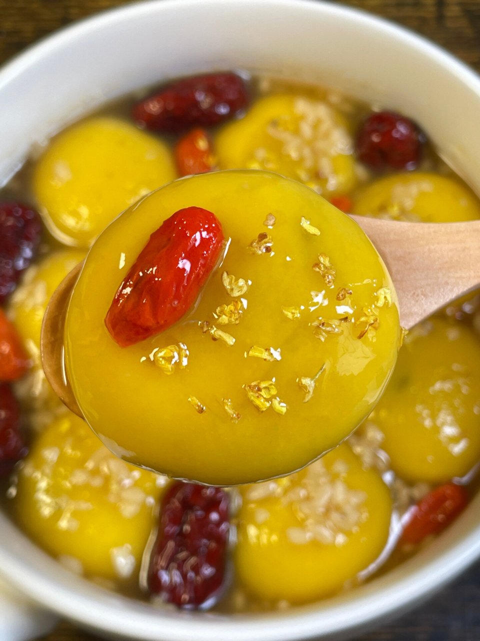 红糖桂花酒酿汤圆食材: 红糖一颗|枸杞适量|汤圆8个|酒酿适量|桂花碎