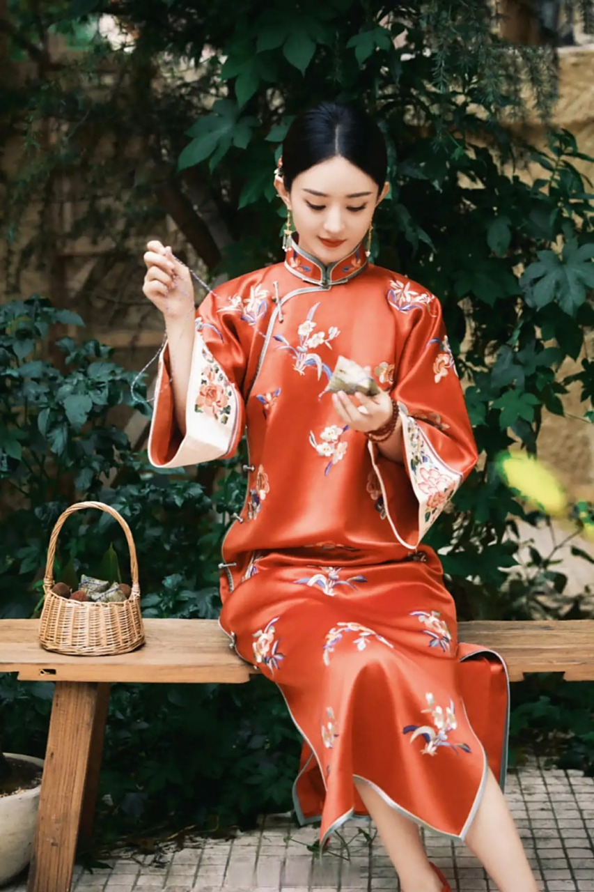 赵丽颖工作室晒出赵丽颖红色旗袍写真,温婉端庄,彰显东方美人神韵.
