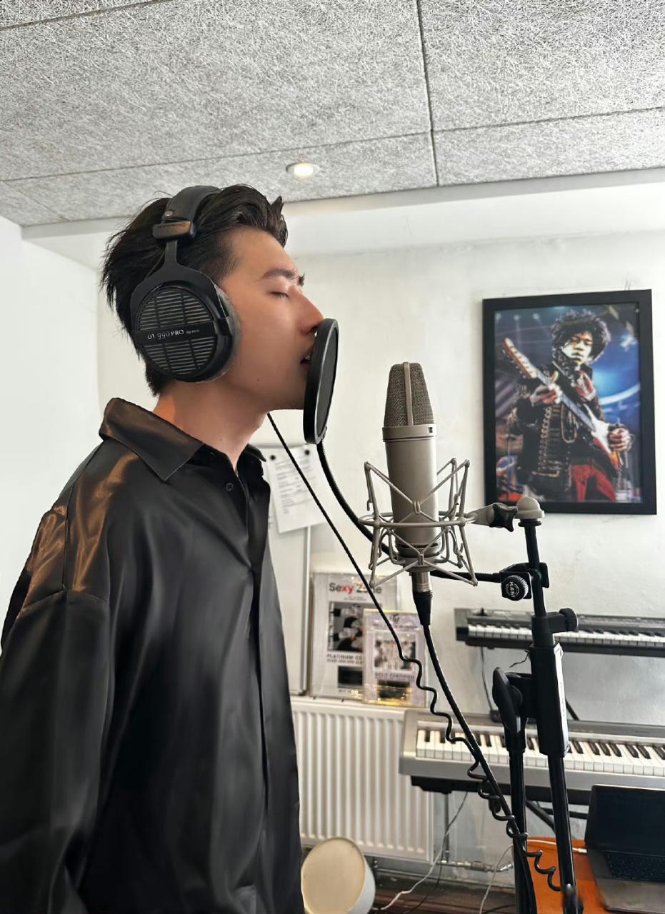 蔡徐坤背头黑衬衫 坤坤这背头黑衬衫沉醉于录歌的状态也太迷人了 什么