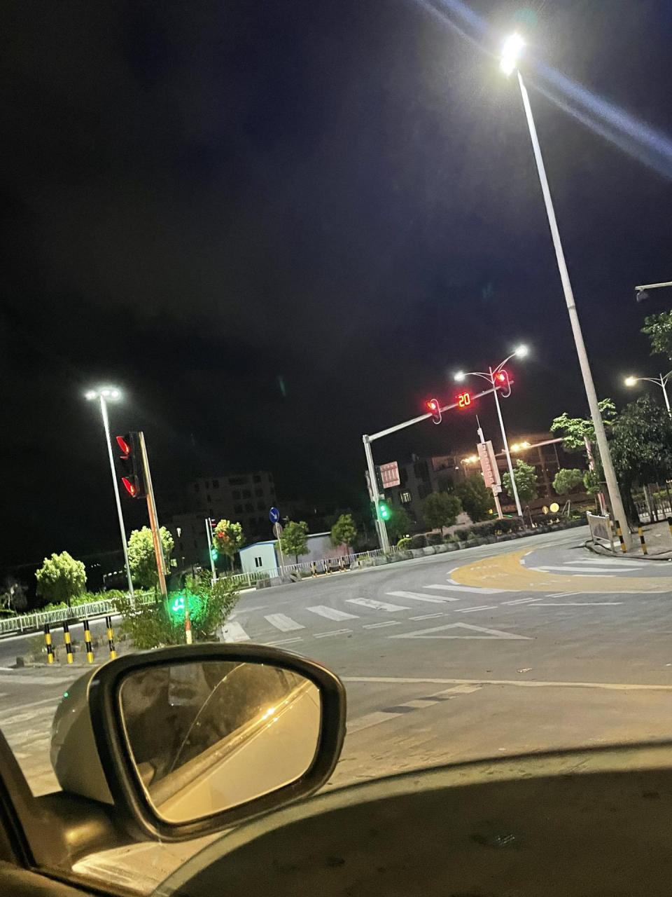 夜晚的红绿灯监控摄像头是不是能看到很多双流泪的眼睛