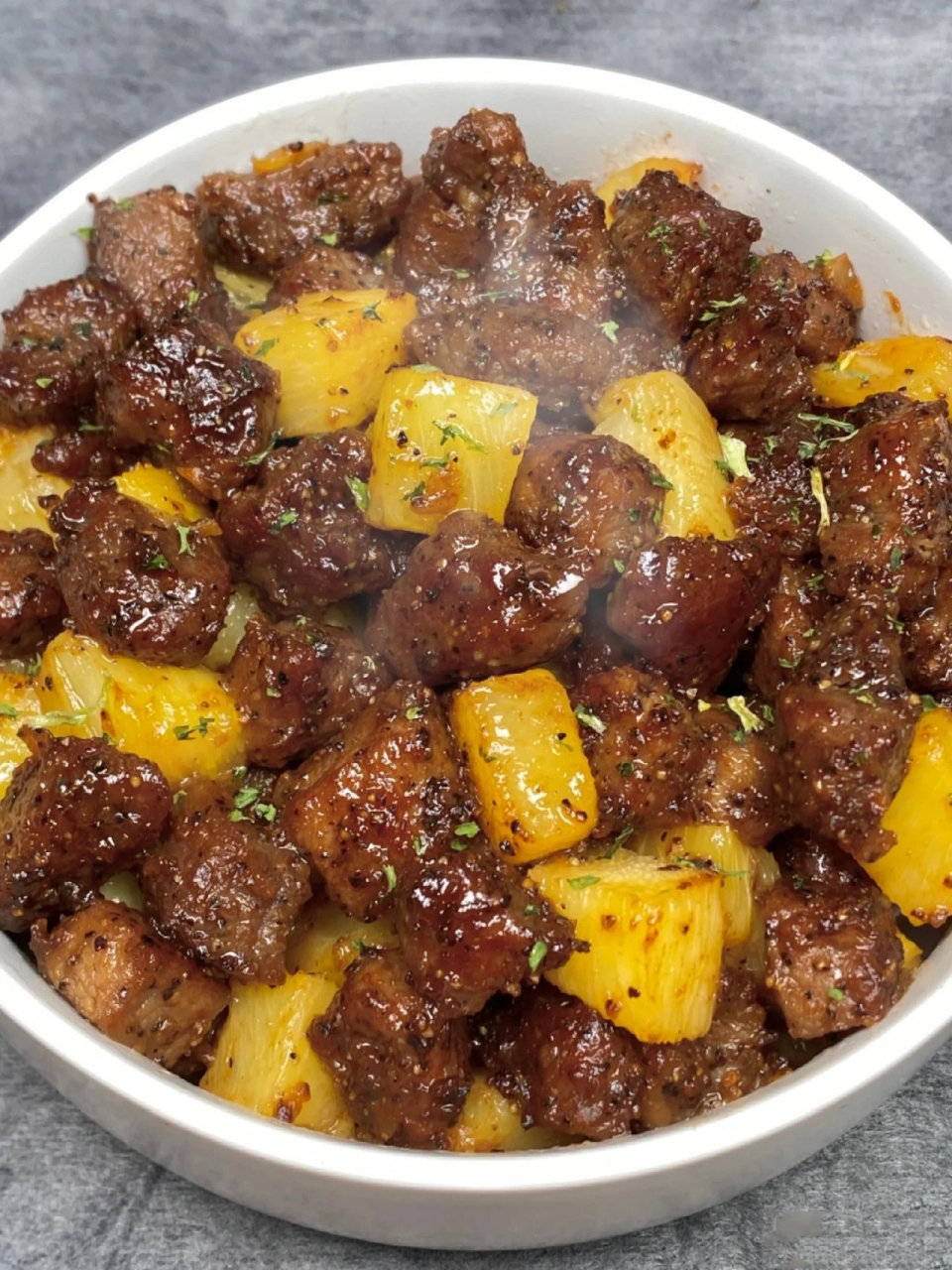 牛肉腌制:牛肉切丁,一勺料酒,一勺生