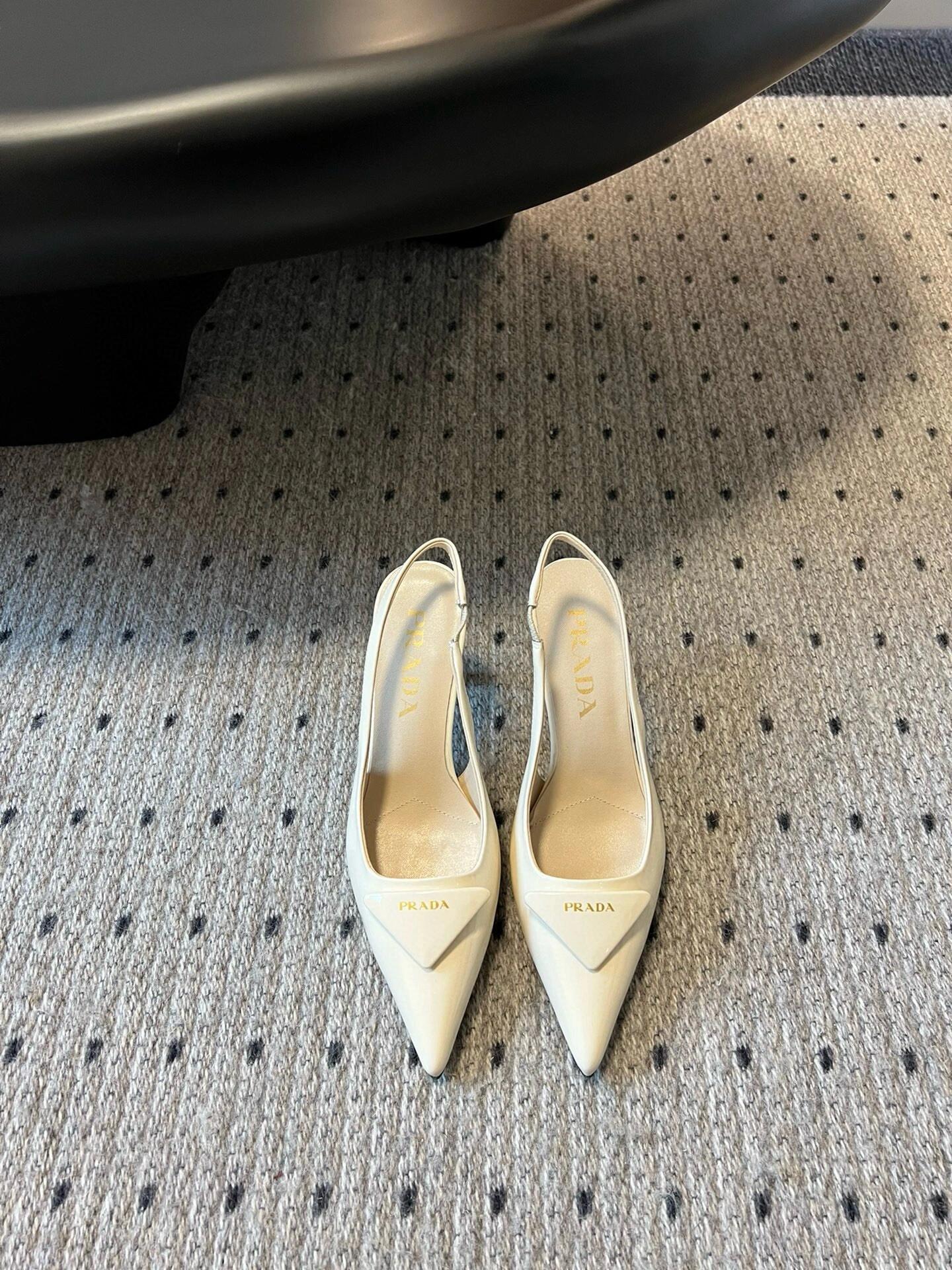 prada 24年春夏新款小猫跟高跟鞋 prada 24/尖头小猫跟三角标高跟鞋