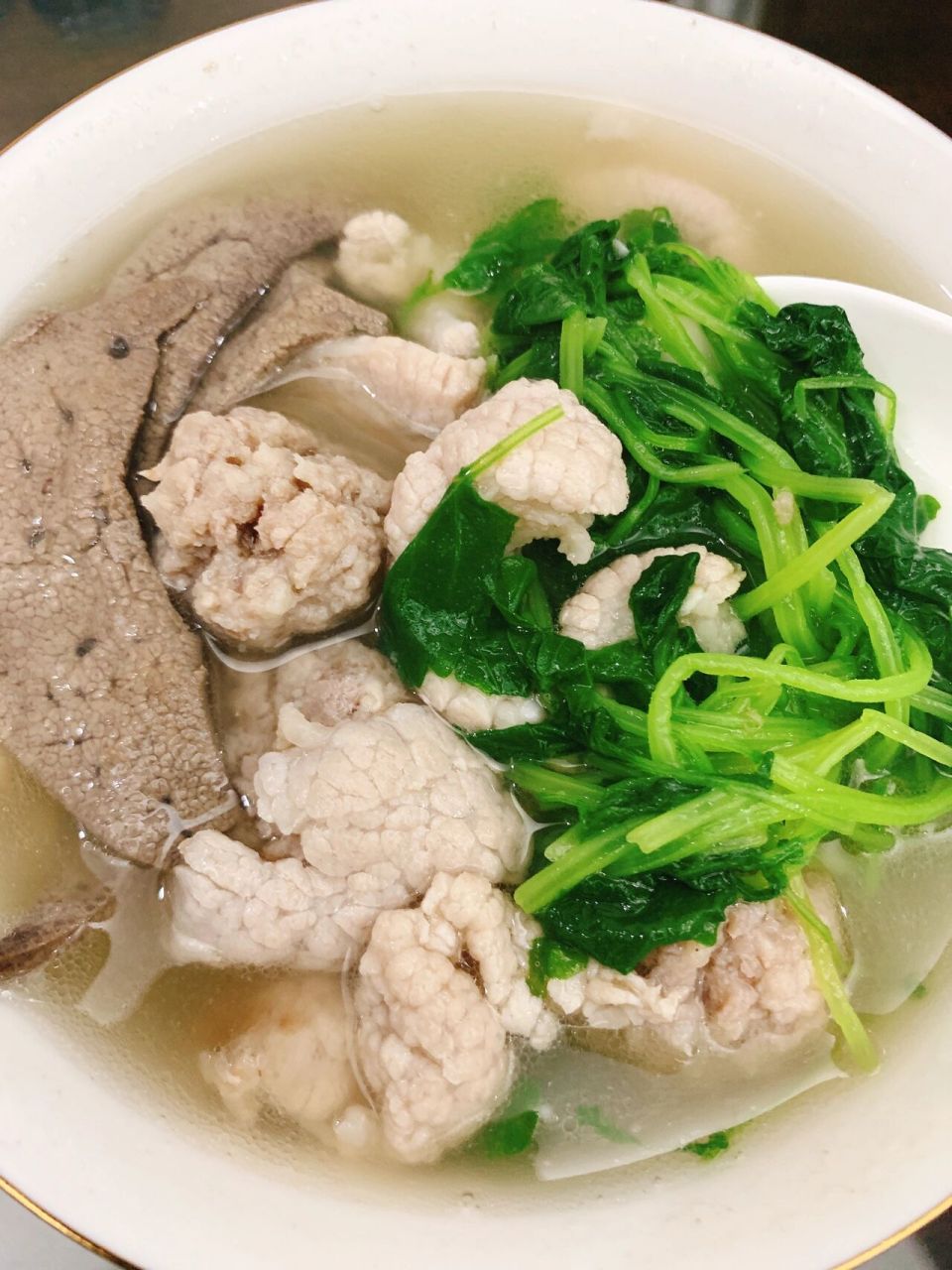 传统的潮汕益母草汤的做法: 锅里下适量水,煮开,把手工肉丸下锅煮