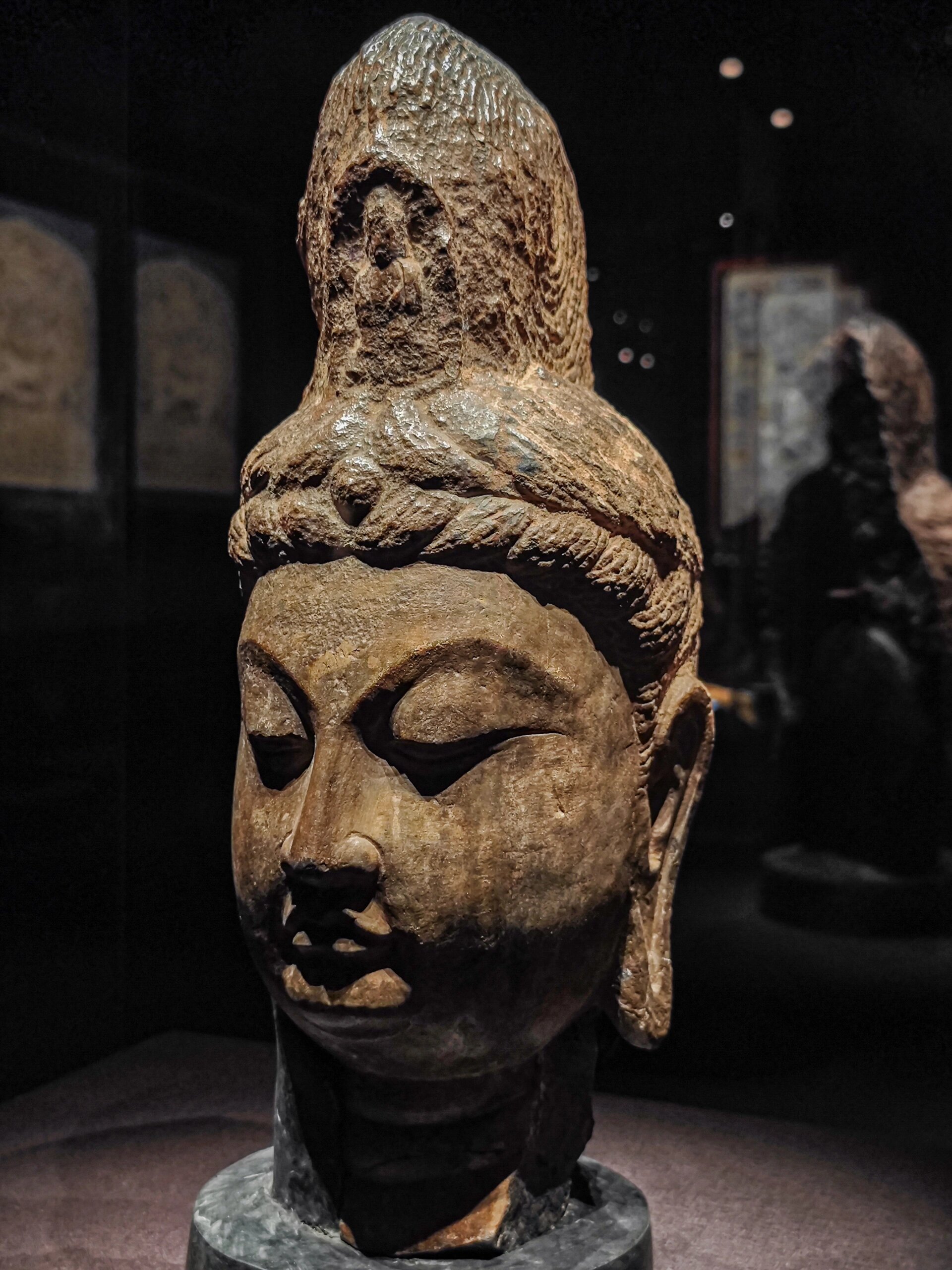 唐代佛造像:神圣之美在石雕中绽放