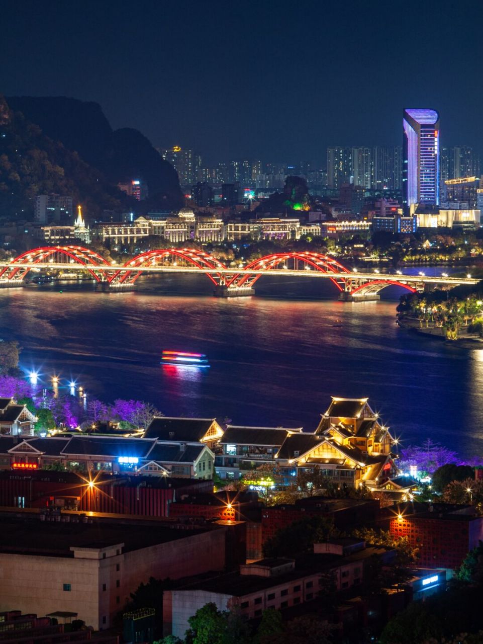 柳州夜景独一无二 有山有水,有高楼大桥,它们都融合在一起,这样的02