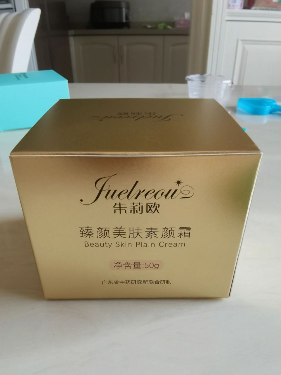 朱莉欧臻颜美肤素颜霜 婆婆抖音买的,今天刚到,说买了两瓶,分我一瓶