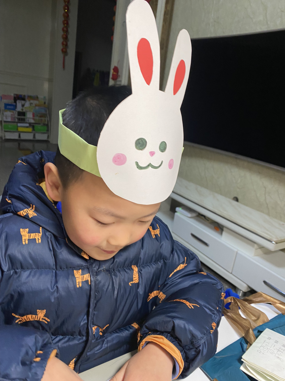 正月十六幼儿园就要开学了,开学第一天老师要求小朋友带兔子头饰