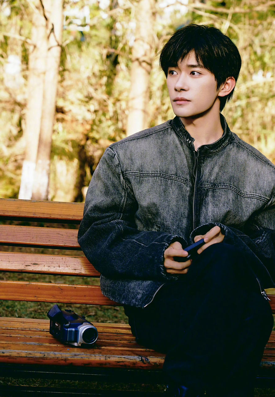 千玺dv感随拍#氛围感的神tfboys-易烊千玺 随便走走就是一部文艺大片