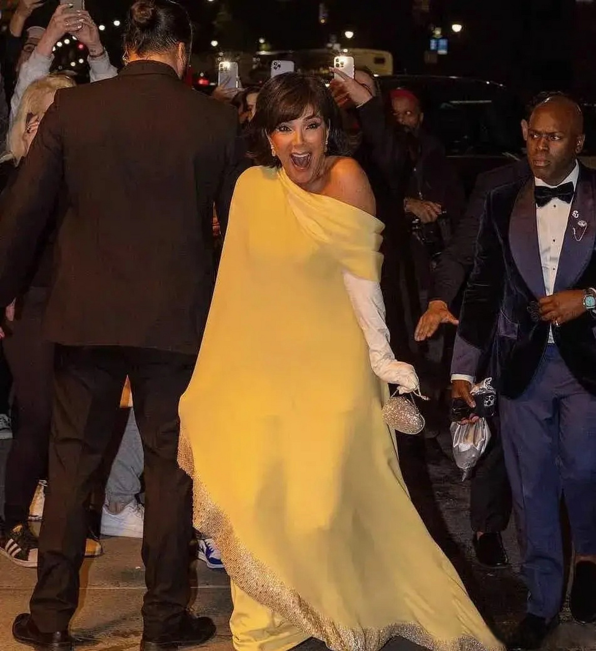 克丽丝·金纳(kris jenner)出席活动,突然间她呆住了,露出了惊讶的