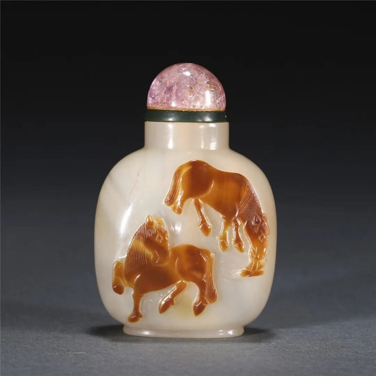清代鼻烟壶 清 玛瑙俏色巧雕羲之爱鹅鼻烟壶 清 玛瑙俏色巧雕双马鼻烟
