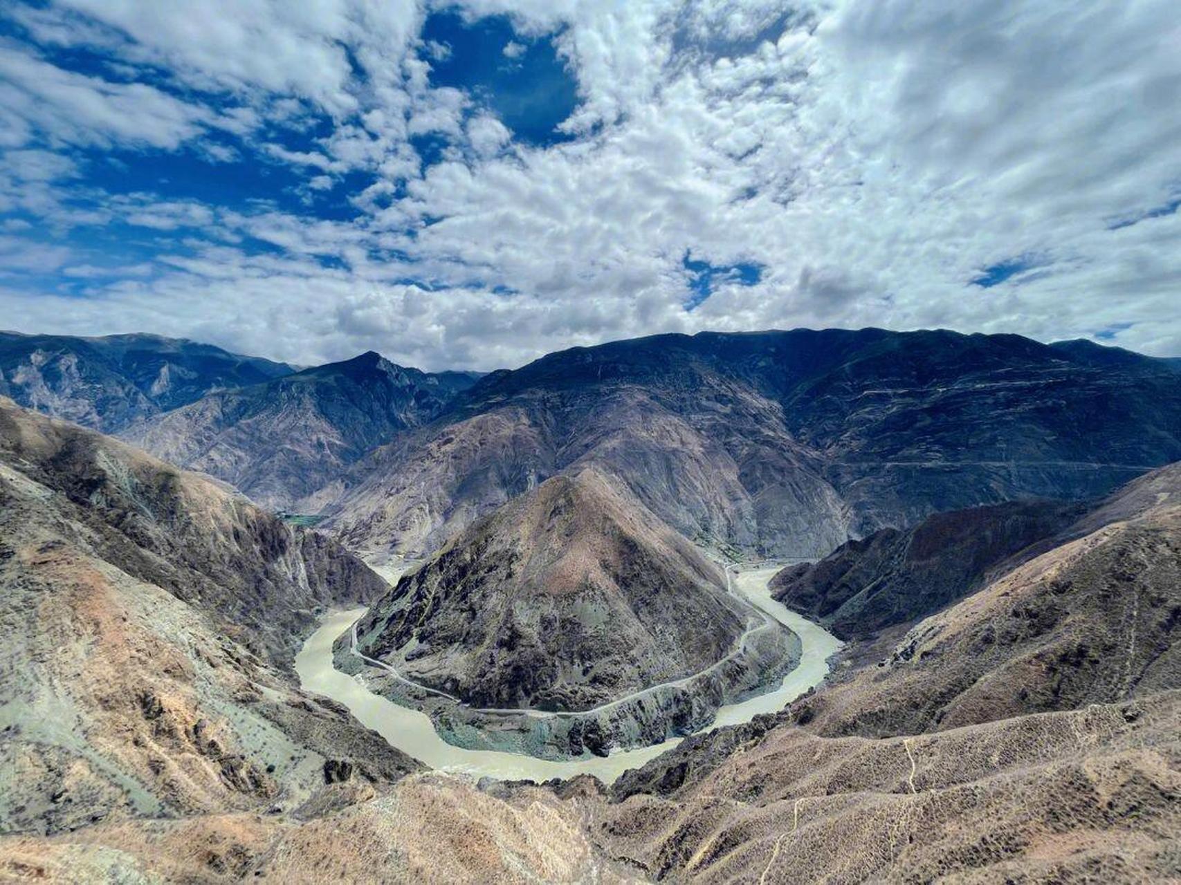 月亮湾,又叫金沙江第一湾, 月亮湾,又叫金沙江第一湾,是云南和四川的