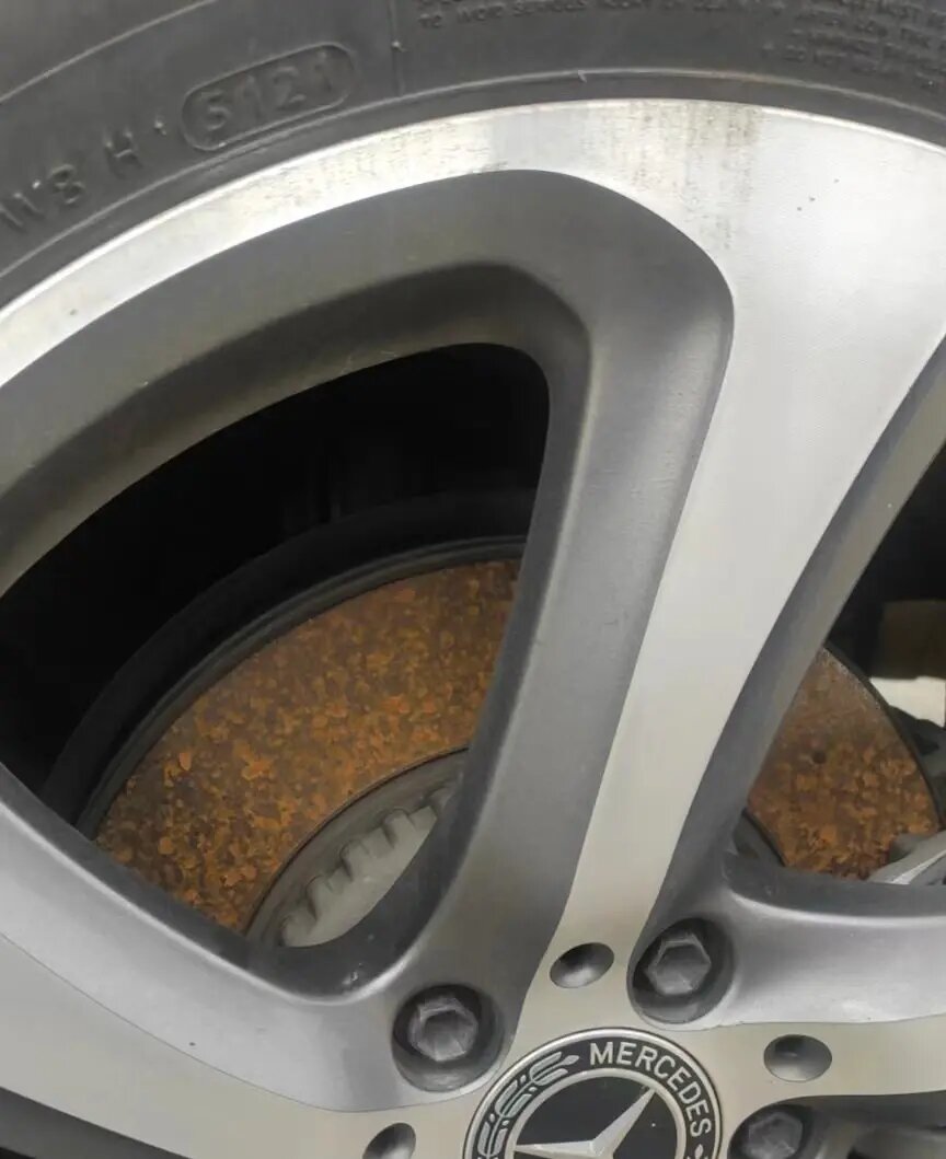 请问刹车盘生锈了影响大不大? #汽车刹车盘