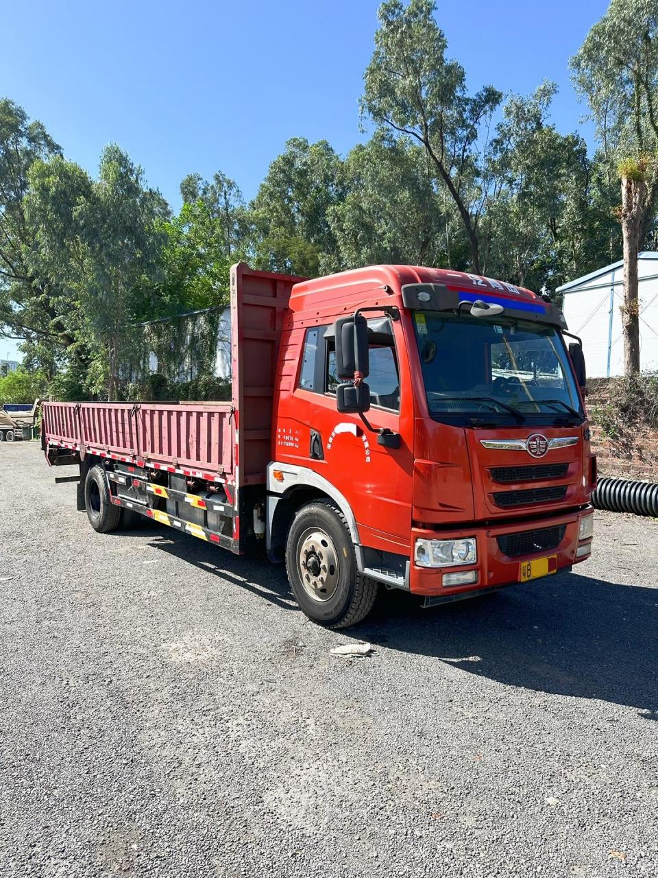 稀有车型:平板车.解放龙威.2016年3月上牌.箱长6.8米宽2.55米高0.6米.