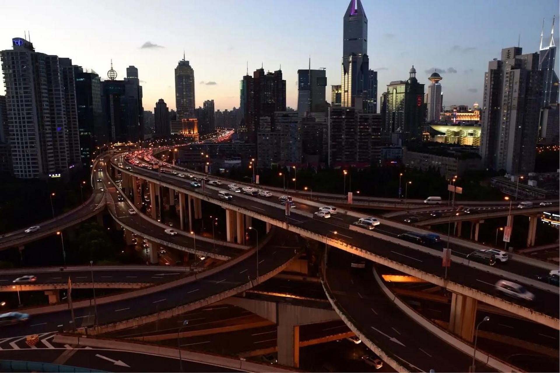 上海南北高架经常出现拥堵的原因是多方面的.