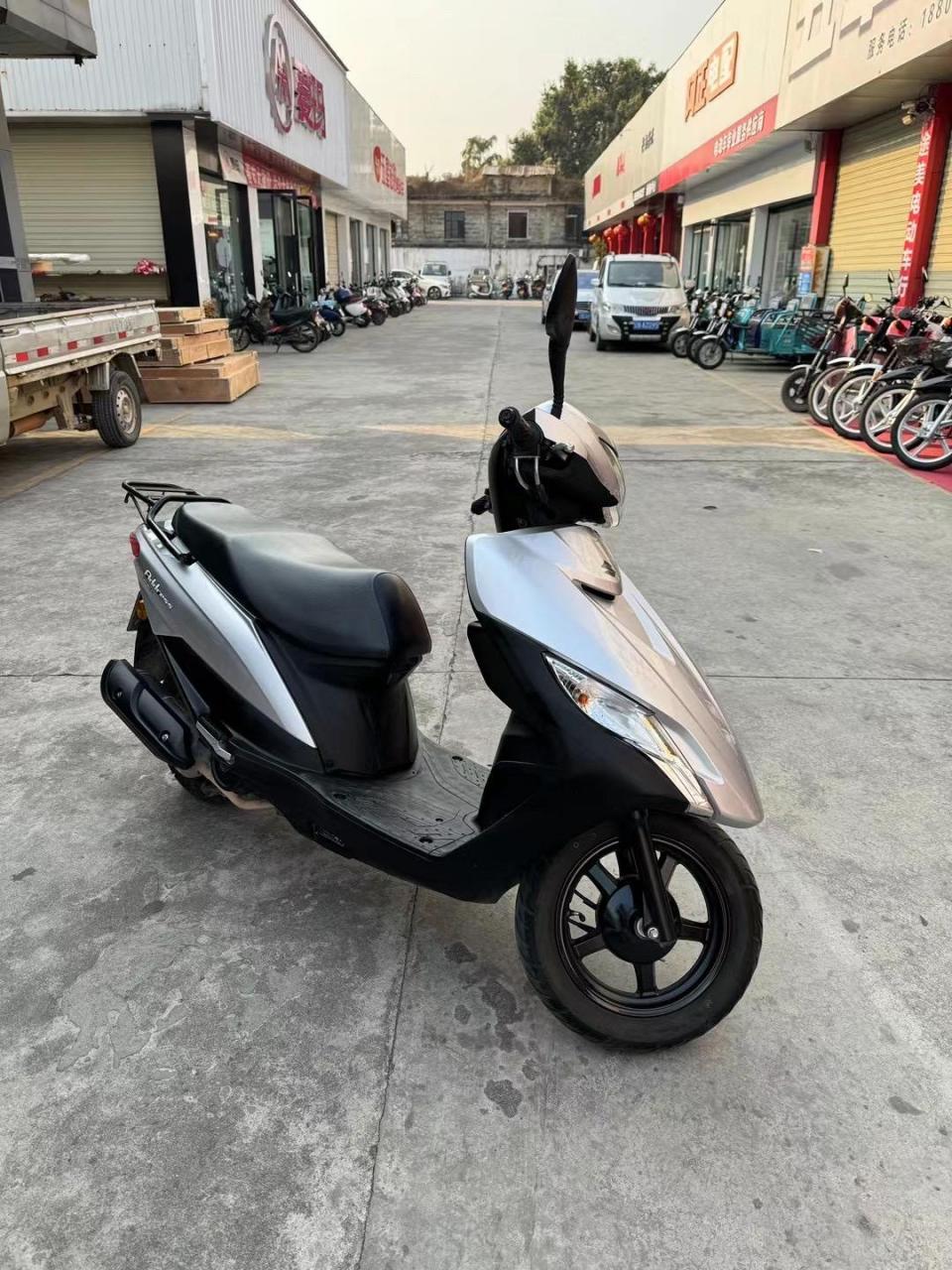 出一台铃木uu125t-2优友踏板摩托车,车况精品安全骑行5000多公里,价格