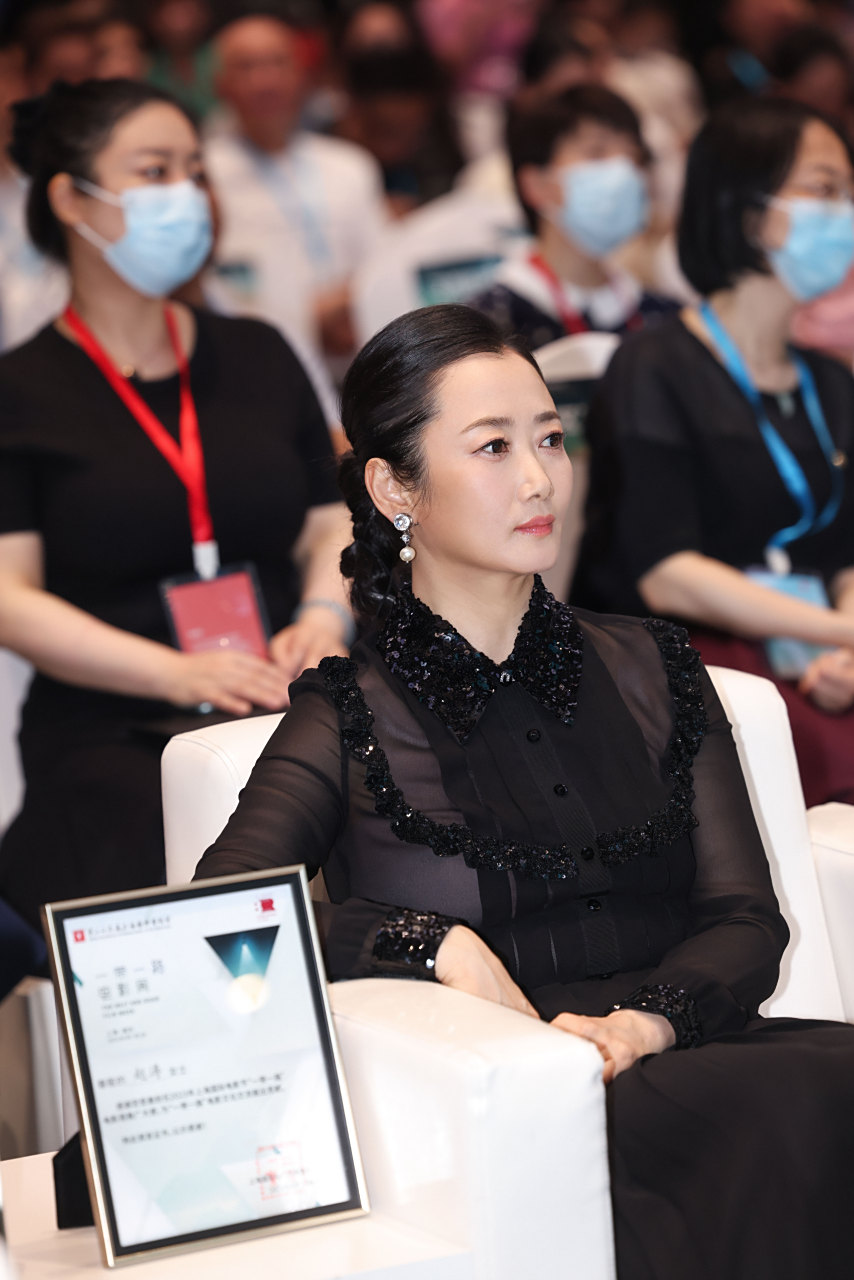 6月10日,演员赵涛 身穿miumiu礼服,优雅出席第25届上海国际电影节"一