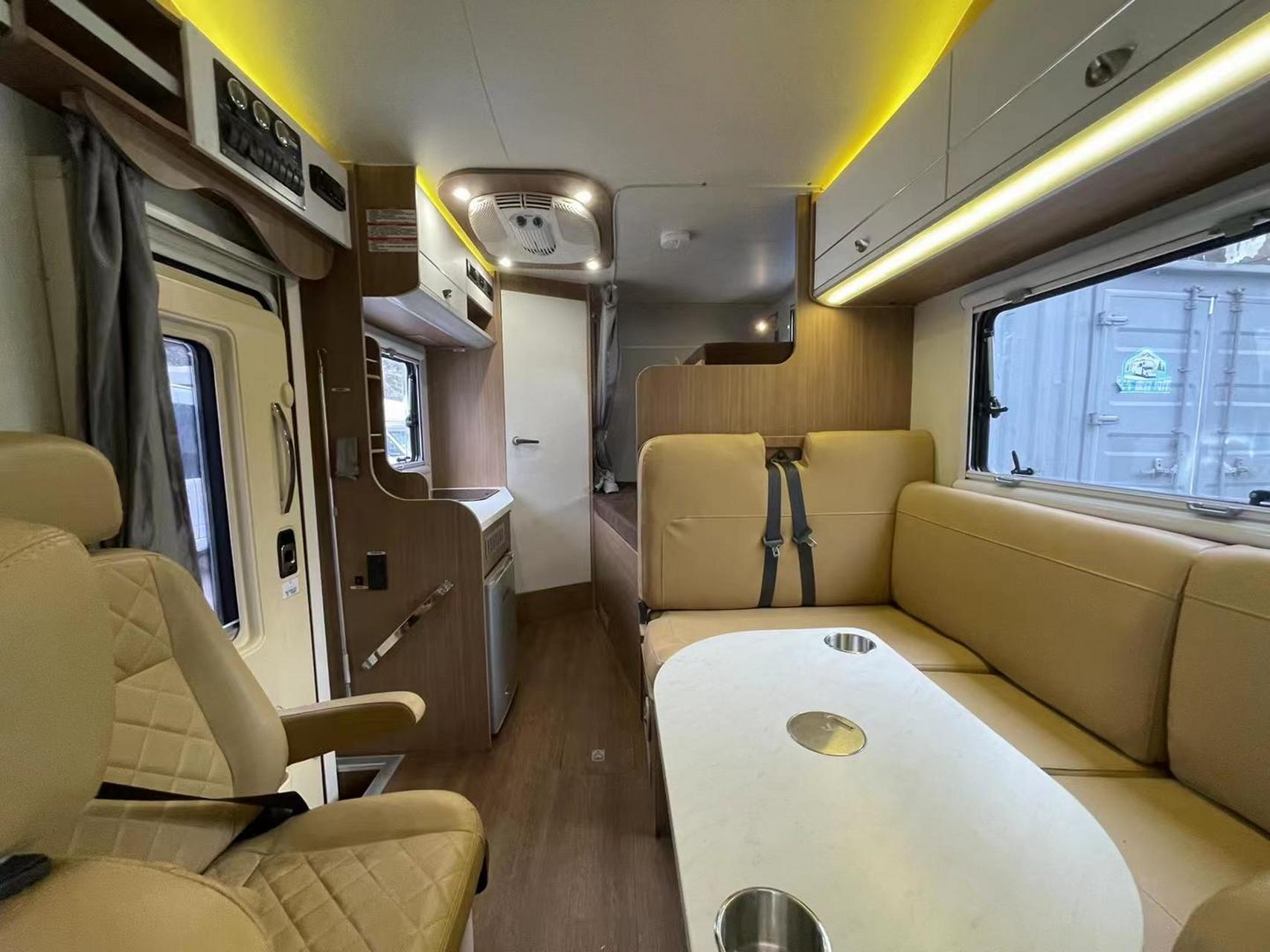 2018款大通v80 2.5t c型旅居房车全款报价:21.78万元 表显里程:3.
