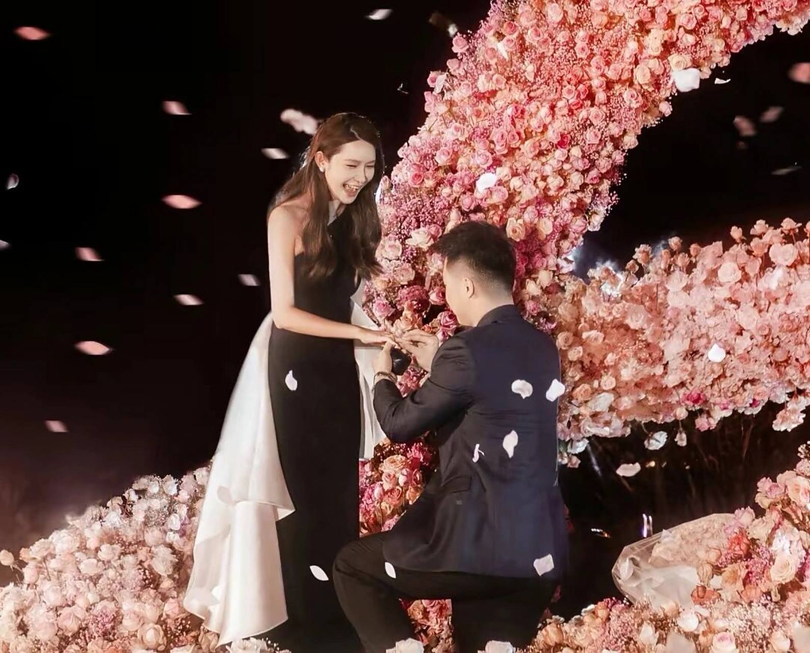 那个曾经和蒋凡传绯闻的网红张大奕,如今正式官宣订婚了!