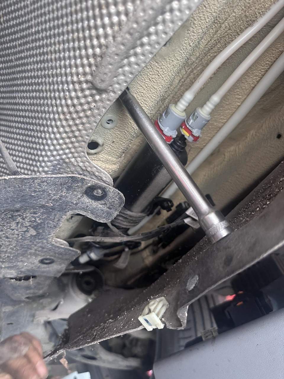 宝马车更换汽油滤芯专业的事交给专业的人来做更靠谱