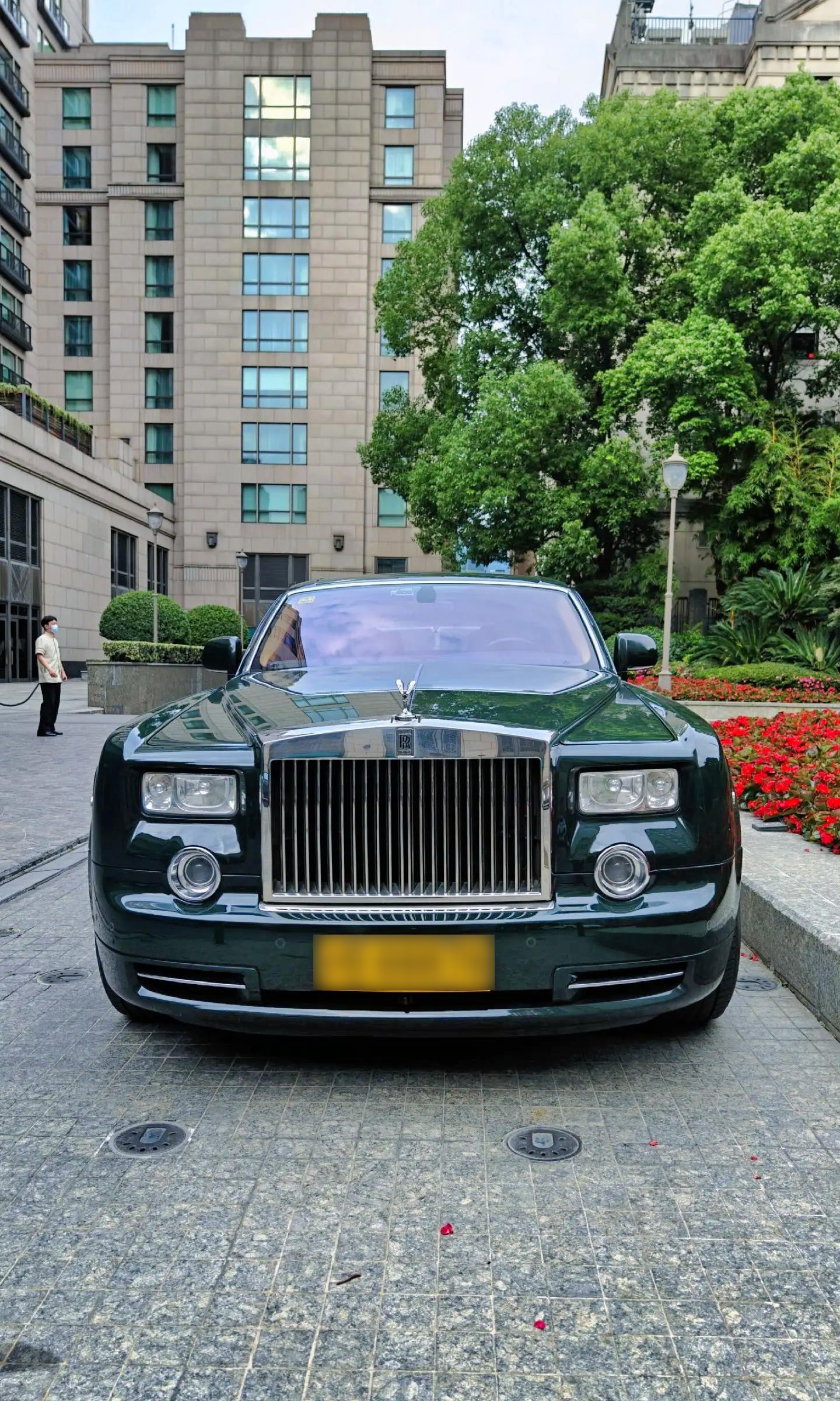 上海半岛酒店接待 vip 客户专用车劳斯莱斯幻影,靓号黄牌车牌霸气十足