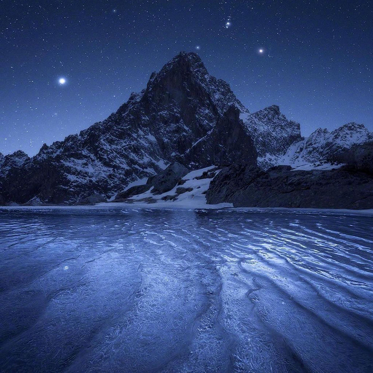 深蓝色的世界#图片分享# #旅行摄影#   (via.ins.luminar_global)